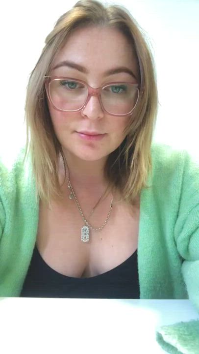 I’m getting too comfortable with getting my tits out at my desk😅[f] : video clip