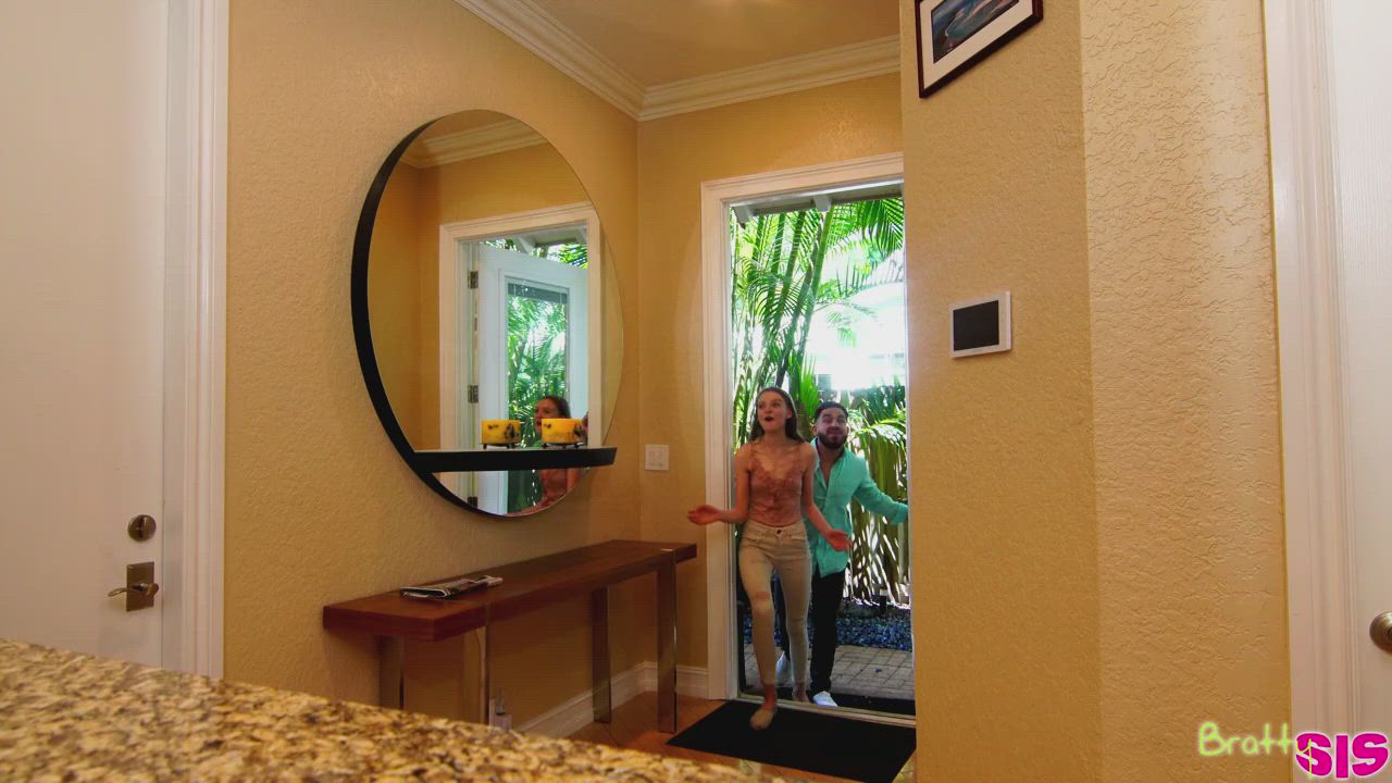 Just Me And My Sis On Vacation : video clip
