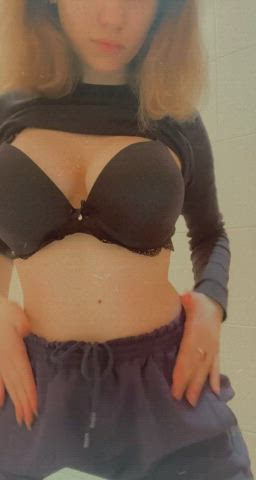 I'm simply to frisky to keep my hands off myself : video clip