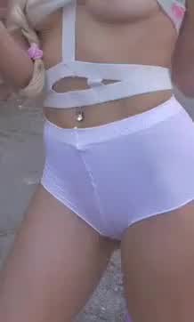 Elizabeth Blue Eyed Petite Cutie : video clip