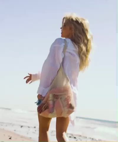 Sydney Sweeney in a Bikini : video clip
