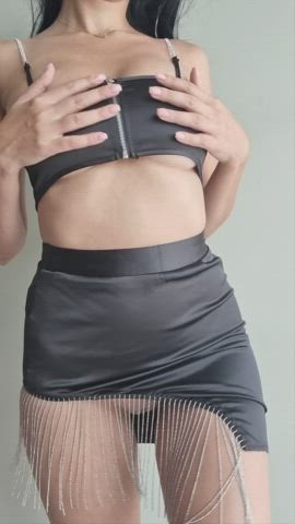 My girlfriends told me my skirt is too short : video clip