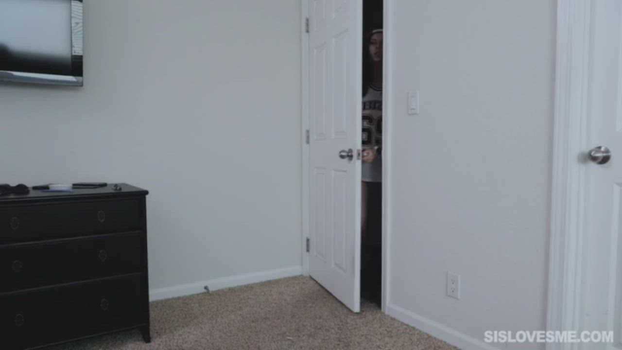 I’m Not A Lesbian Bro But I’m Some Of The Hottest And Straightest Pussy On The Market : video clip