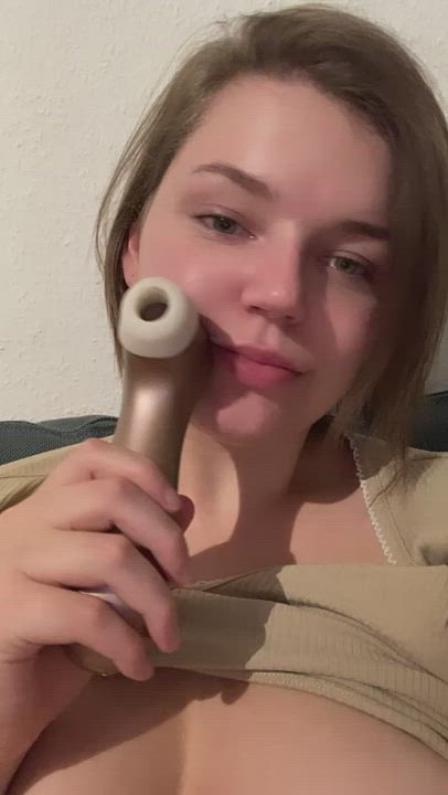 let‘s edge together tonight- i‘ll be cumming from just caressing my nipples😇 : video clip