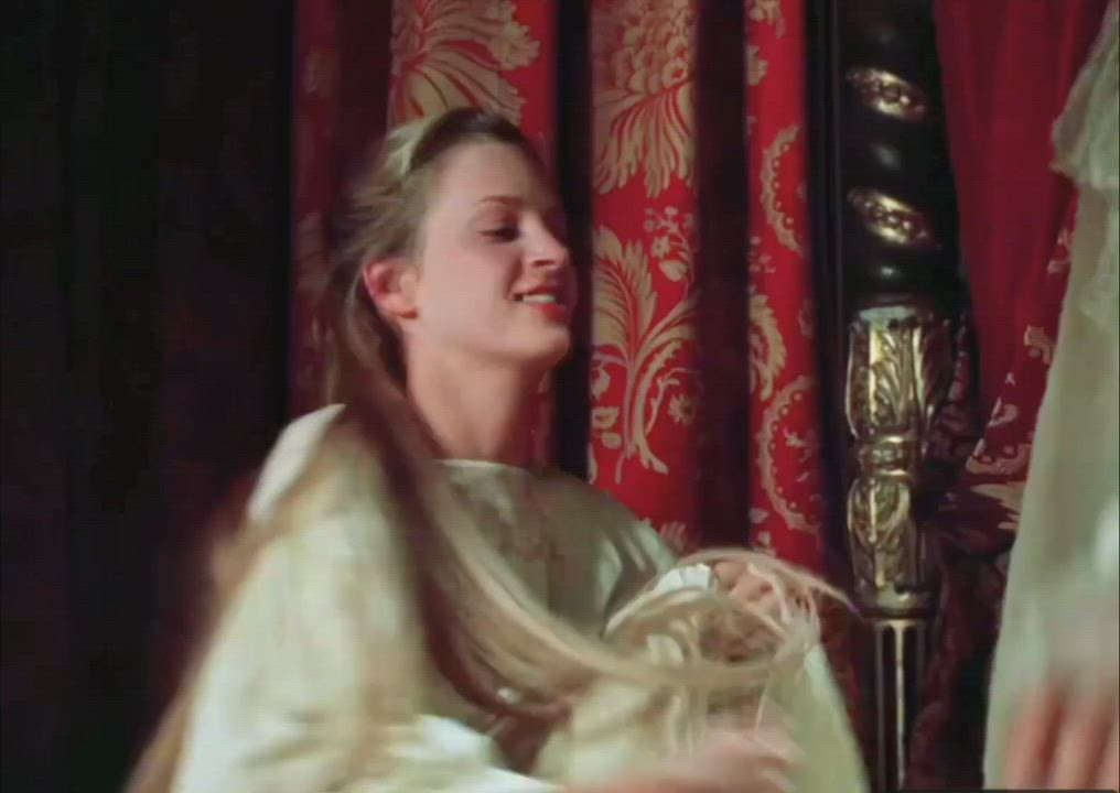 Uma Thurman should be fucked hard in all her holes in front of her daughter : video clip