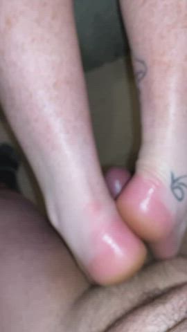 GF letting me play with her oily feet : video clip
