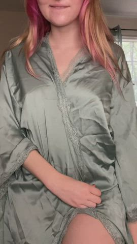 Like my robe? Wait till you see what’s underneath : video clip