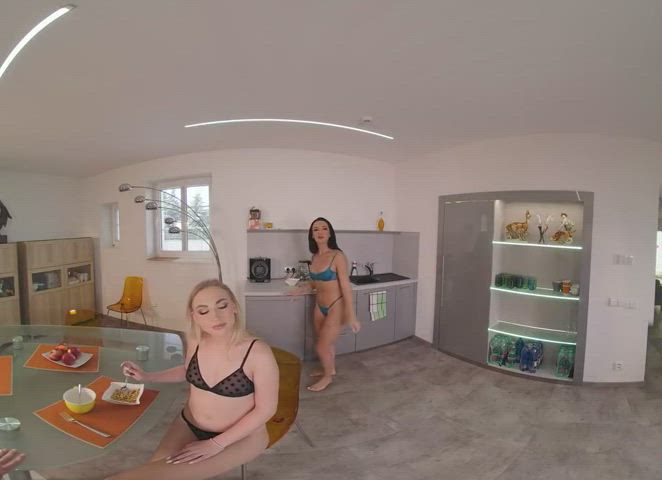 [FFM] Stuck In Between ft Zuzu Sweet, Jenny Wild : video clip