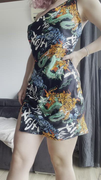 Do you like my dress and all the possibilities it offers? : video clip