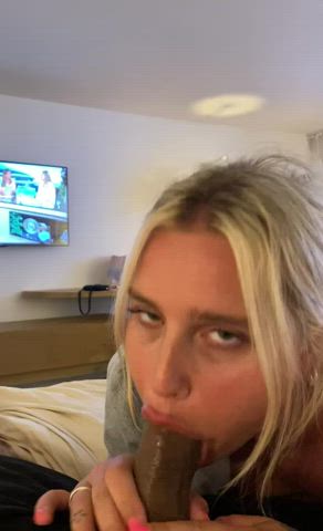 Hot nut in the back of her throat : video clip