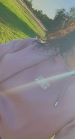 Dropping my tits in public makes me horny 😏💦 : video clip