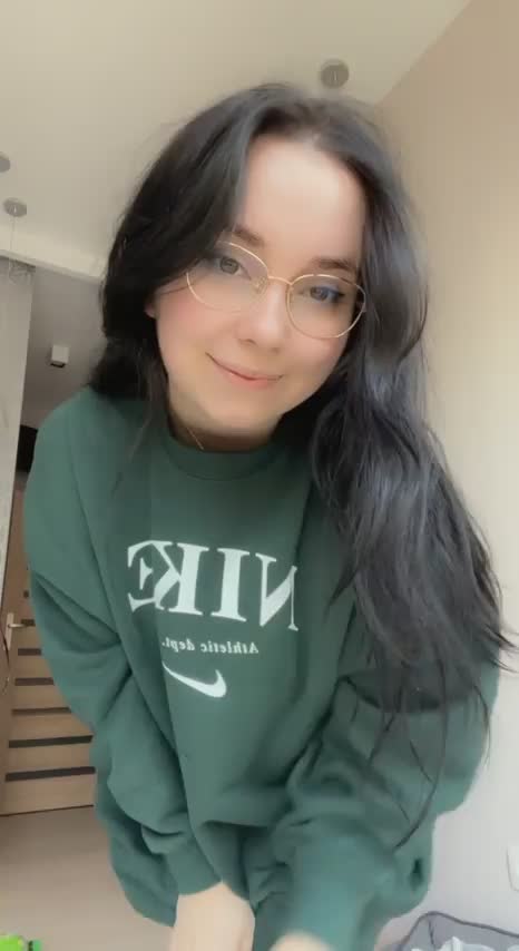 How you like my glasses? And oh, would you fuck me?😜 : video clip