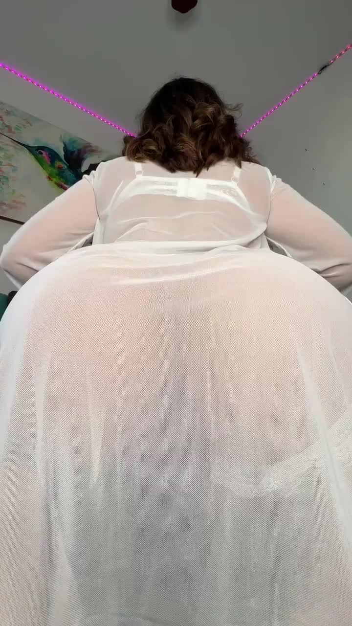 Here comes the robe drop… : video clip