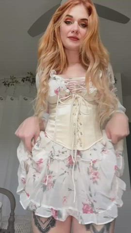 One stiff breeze and my whole ass is exposed! [f] : video clip