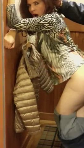 Horny MILF wants to fuck in the changing room : video clip
