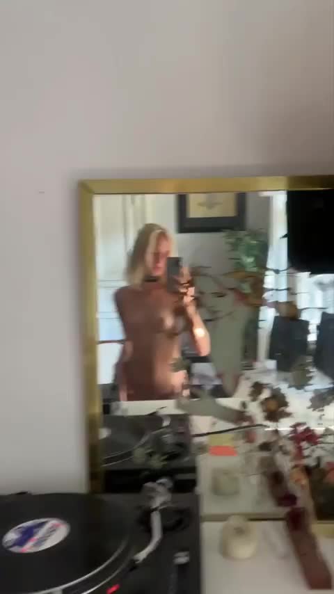 My sweet pale body is ready for you : video clip