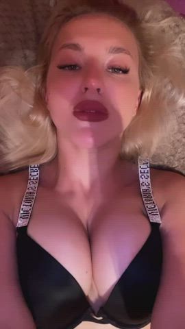 I put on a red lipstick : video clip