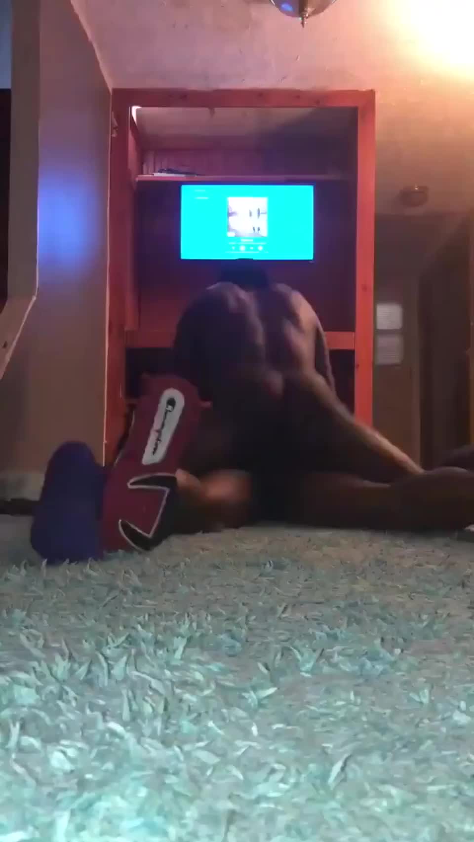 How should a man behave towards dripping excited pussy : video clip