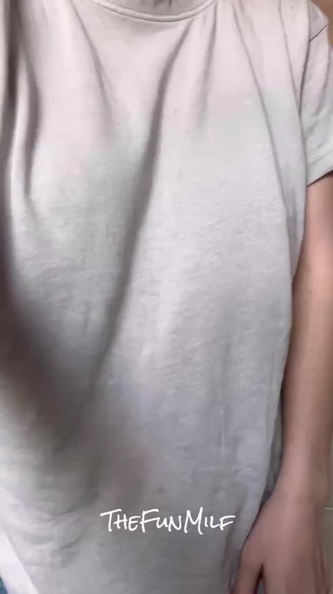 No bra means more bounce! : video clip