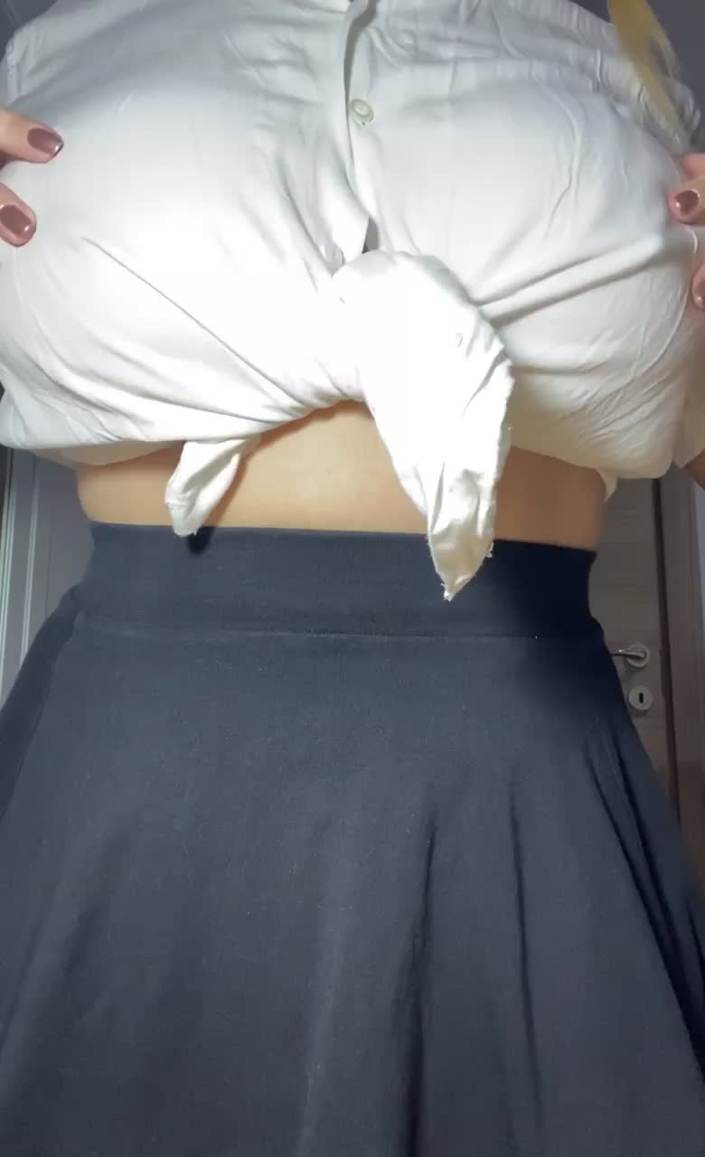 I'm busty and I'm blonde! 😇 : video clip