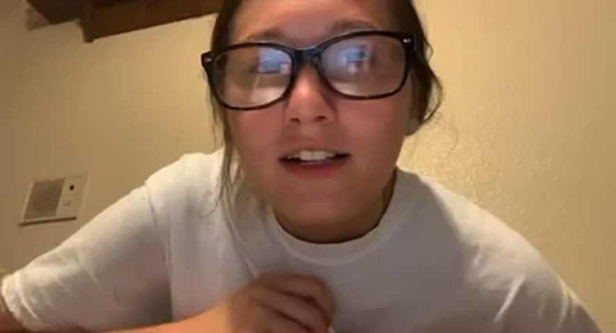 Can any of you lads help out with this girl? : video clip