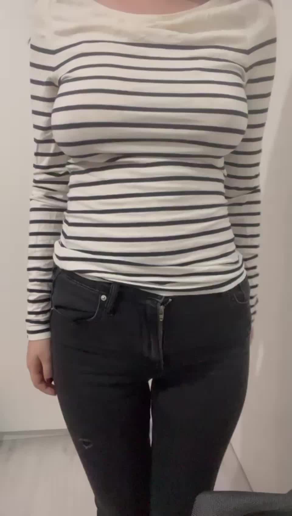 this weekend I am alone at home and I will continue to show my breasts (OC) : video clip