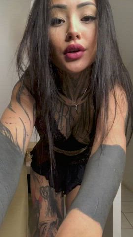 He knows how to make me do what he wants : video clip