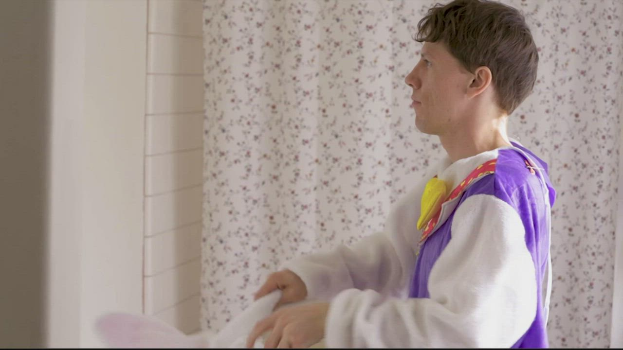 Pranking mom & sis as a easter bunny : video clip