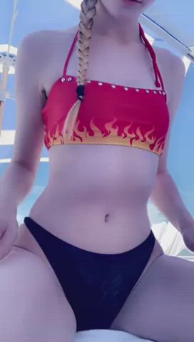 I couldn’t resist taking my tits out at the beach : video clip