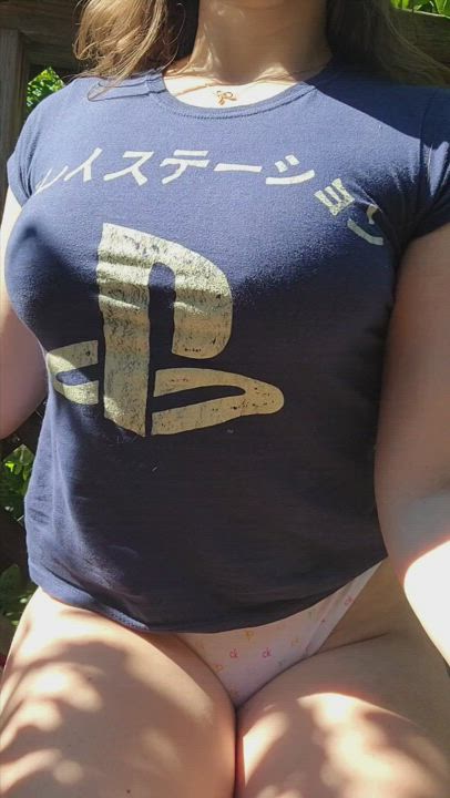 Dropping her tits outdoors : video clip