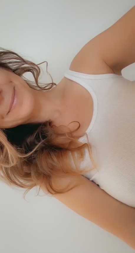 [F] 40 something and feeling extra sexy : video clip