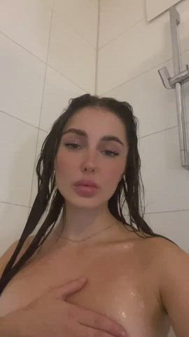 would anyone lick my pussy after shower? (OC) (f) : video clip