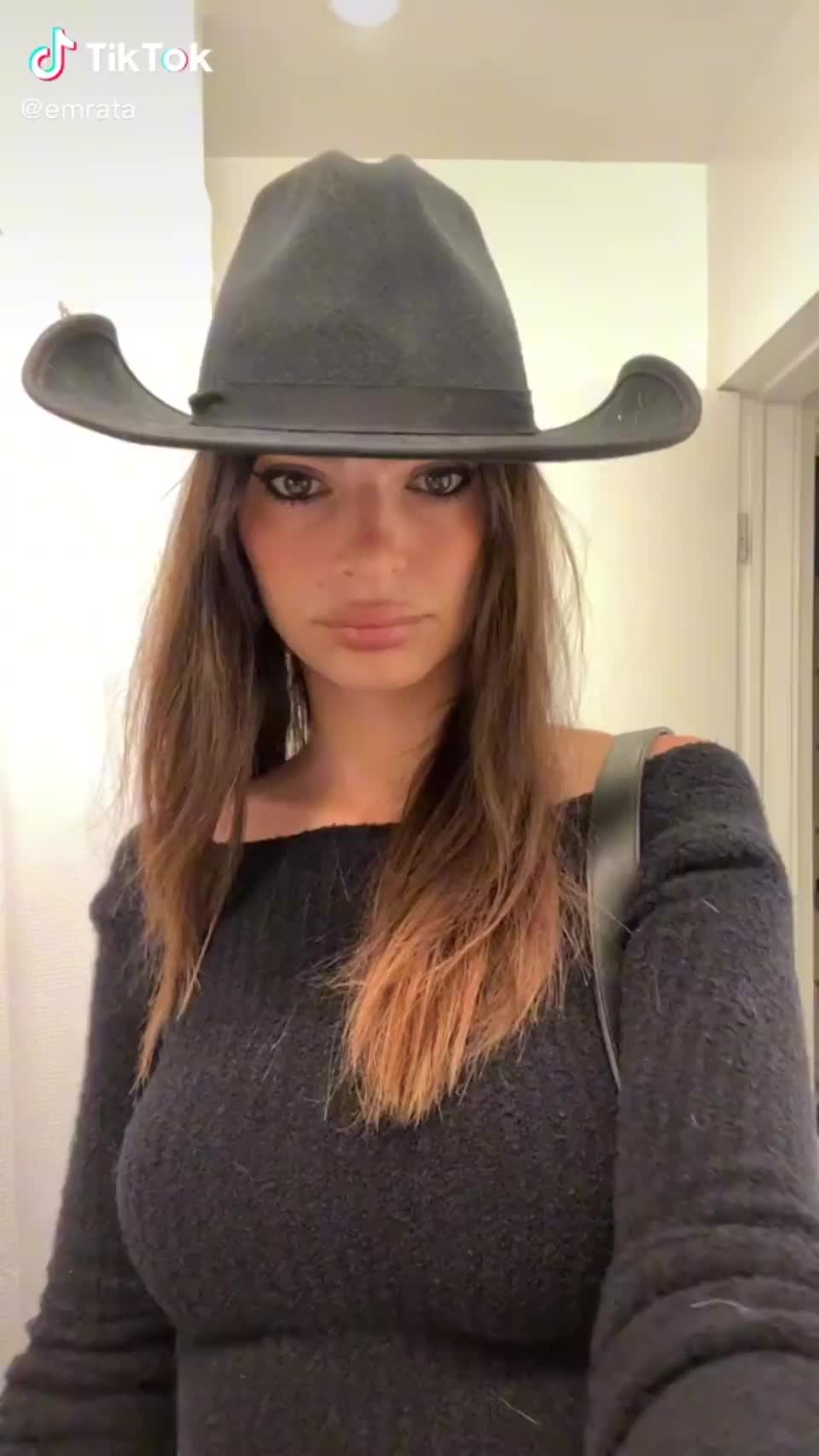 Emily Ratajkowski Halloween costume : video clip