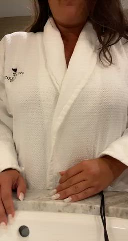 This milf has a hotel room for the night : video clip