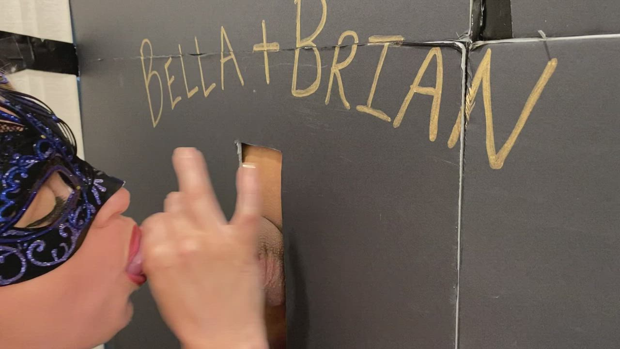 Fan loses virginity at the gloryhole : video clip