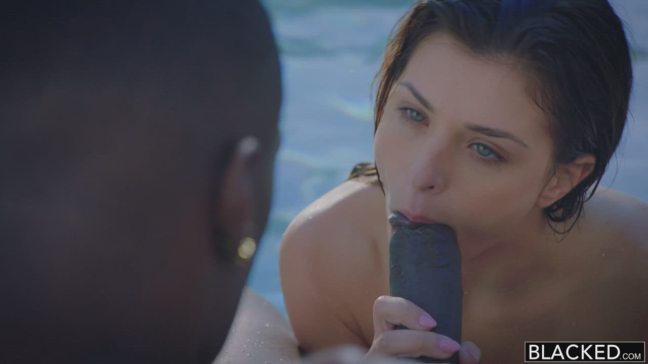 Rate her fellatio and eye contact skill please : video clip