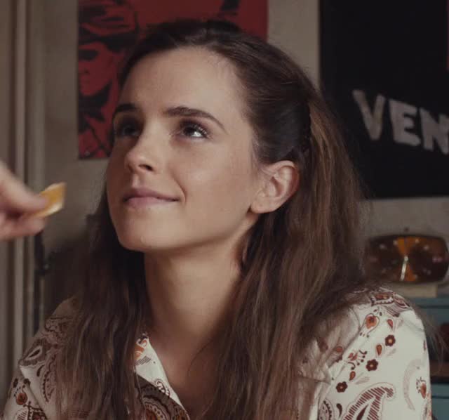 Emma Watson knows how important it is to keep eye contact when you put something in her mouth : video clip
