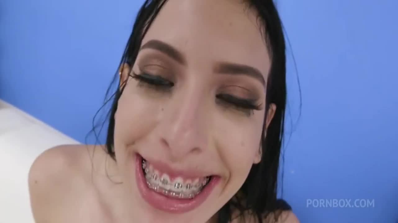She didn't like her meal on her plate : video clip