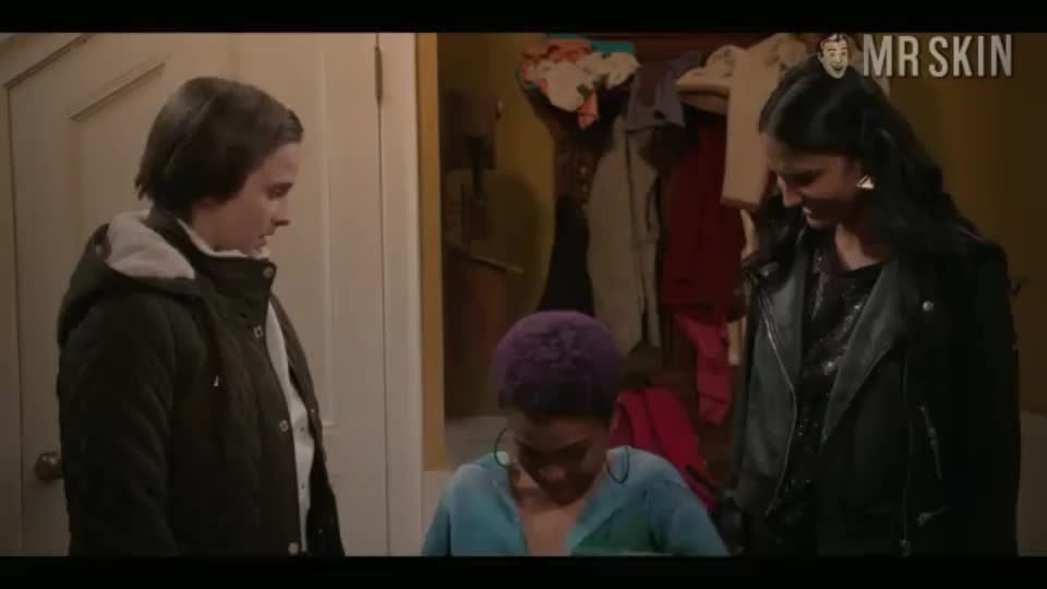 Amrit Kaur Pauline Chalamet and Lauren Spencer - The sex lives of college girls : video clip