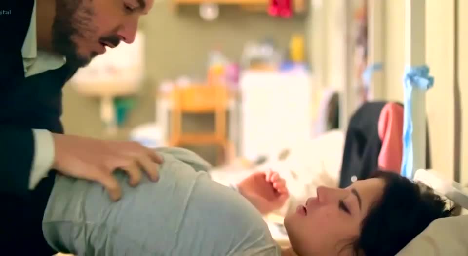 Adèle Exarchopoulos in 'Down by Love' : video clip