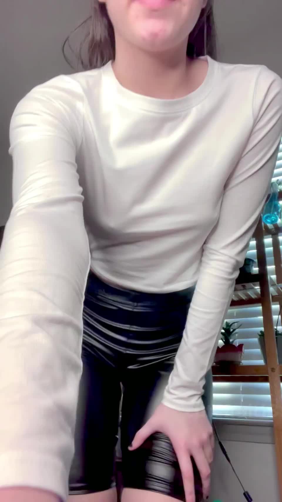 i don't have much up top, but i think my ass makes up for it : video clip