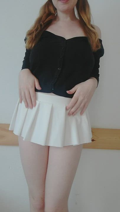 I'm actually a pretty busty redhead, wanna bet? : video clip