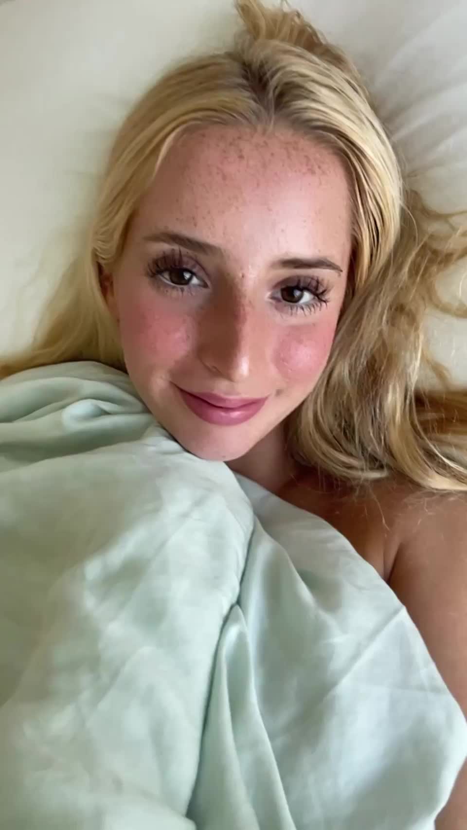 Say hi to my nipples <3 : video clip
