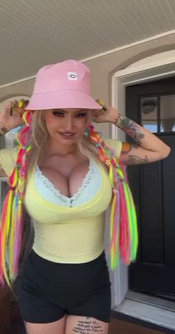 I could bounce these for you all day babe : video clip