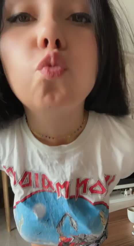 Look how they jiggle under my T-shirt! : video clip
