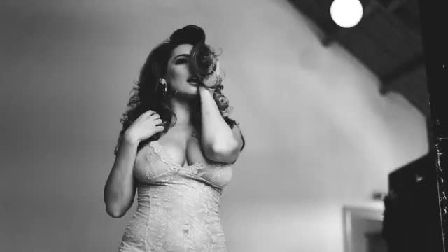 Kelly Brook’s massive tits at work : video clip