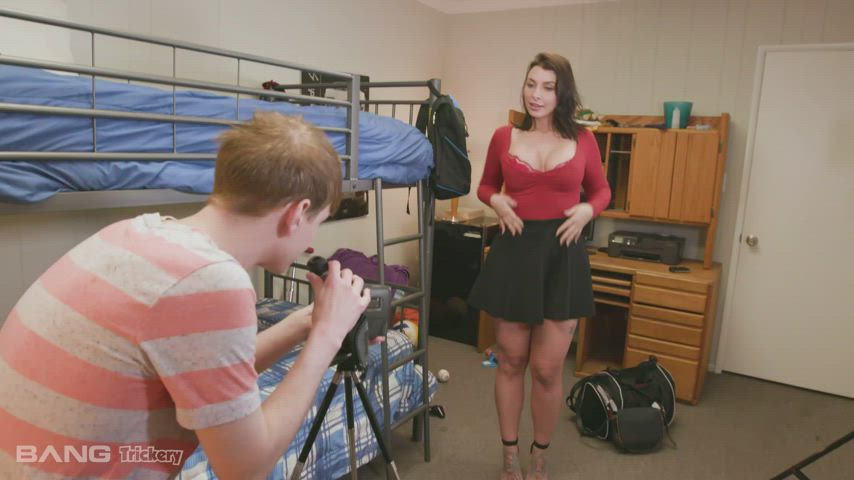 Ivy Lebelle Gets Tricked Into Fucking A Fake Production Assistant : video clip