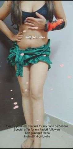 Teasing with cleavage n thighs : video clip