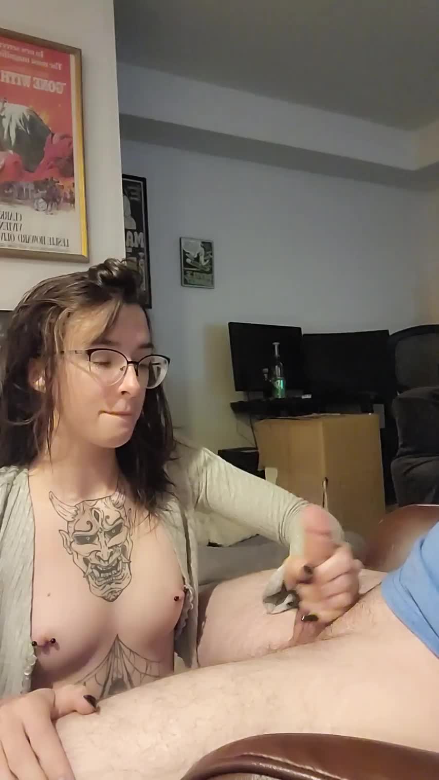 I sucked his cock then stroked him till he came.. full video on my No ppv page, link in comments : video clip