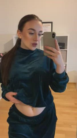 I'm so in love with my new cozy pyjama, but your warm hands under it are clearly missing : video clip